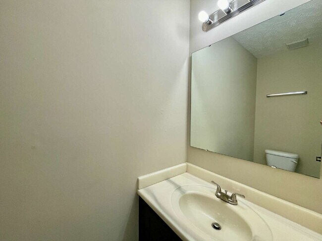 Building Photo - Charming 3-Bed Haven With 2.5 Baths In Fay...