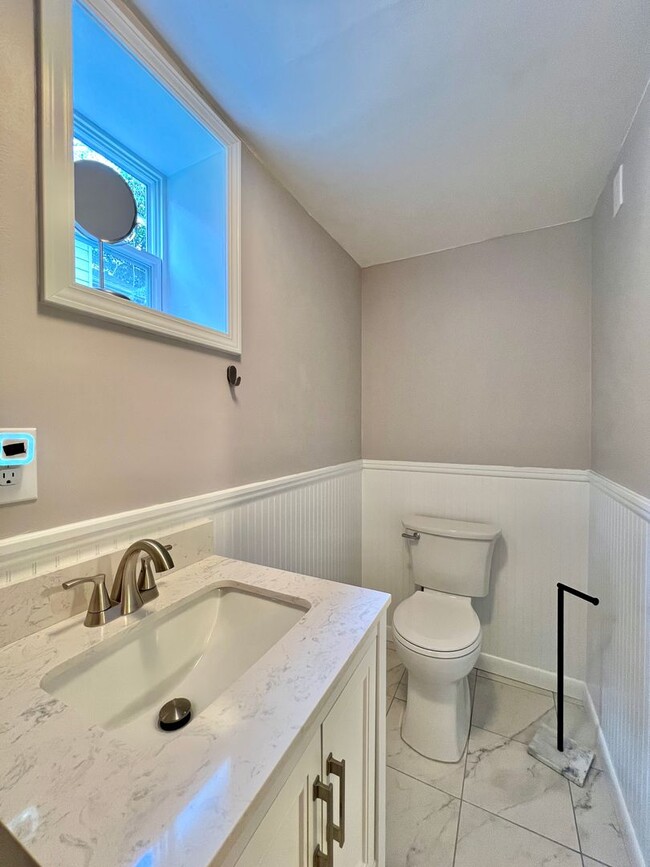 Building Photo - Charming West Asheville Home!