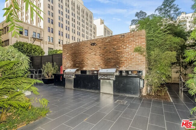 Building Photo - 460 S Spring St