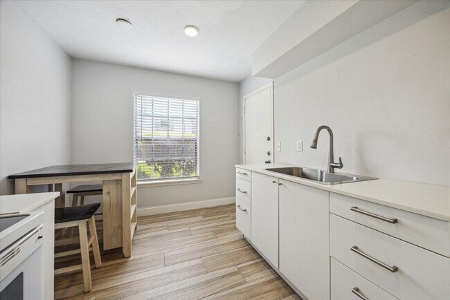 Building Photo - 7600 Burgoyne Dr.