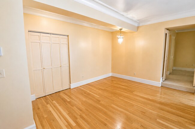 Building Photo - 120 W Highland Dr