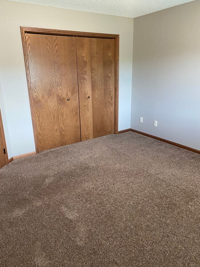 Building Photo - 3 Bedroom Townhome on Peach Dr. in Sauk Ra...