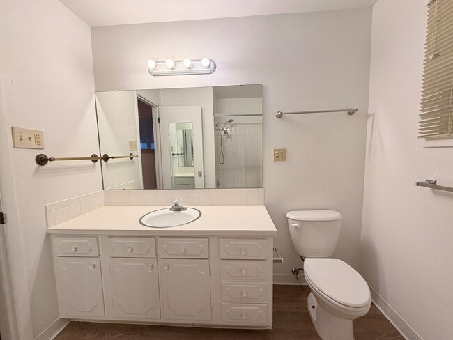 Building Photo - Vintage Home in an unbelievable location