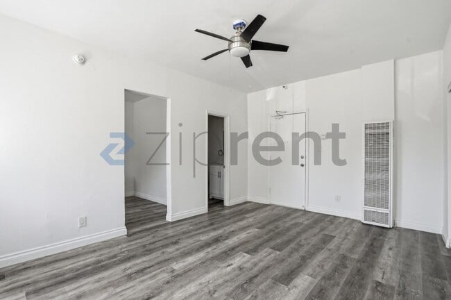 Building Photo - Unit 3