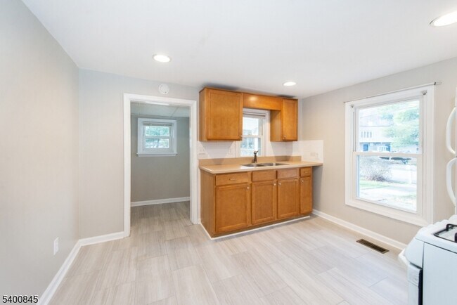 Building Photo - 16 Front St