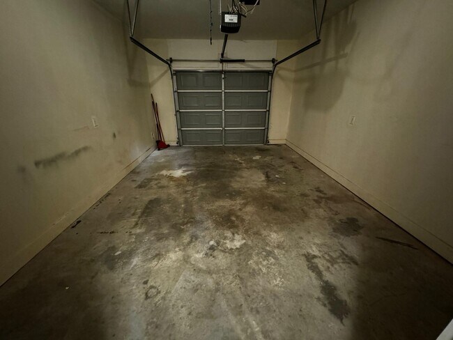 Building Photo - Highly Desirable Richmond Hill Townhome with 3 Bedroooms