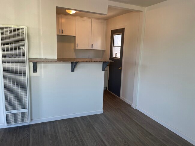 Building Photo - 724 48th St