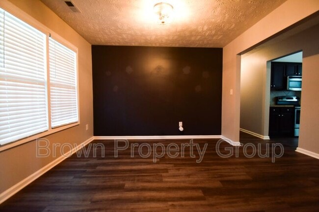 Building Photo - 494 Hogart St