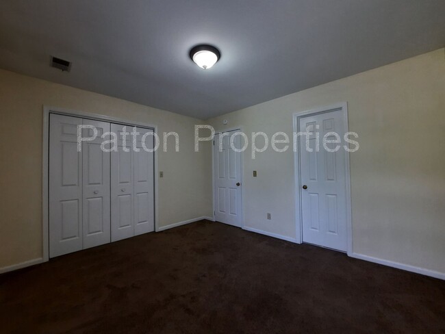 Building Photo - Shandon Oaks Townhome