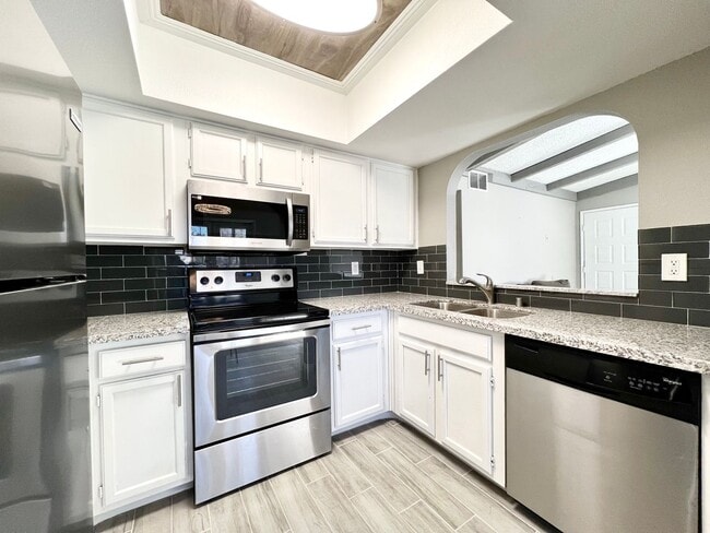 Building Photo - REMODELED 2BD/2BA NEAR JONES/SAHARA W/ COM...
