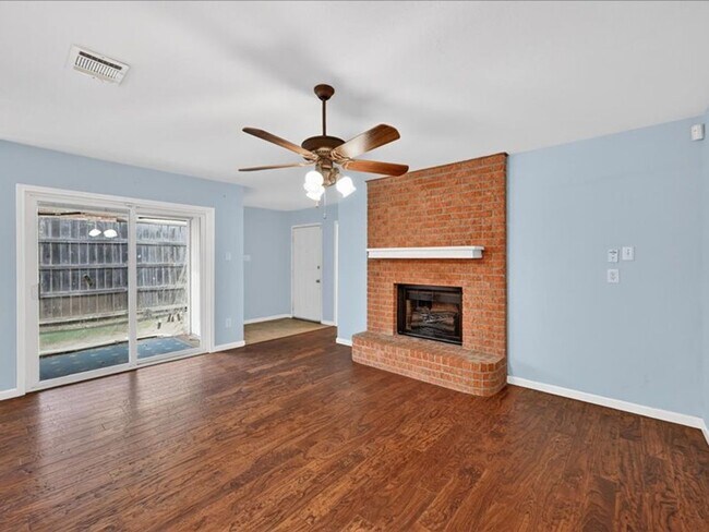 Building Photo - 2 bedroom 2bathroom Duplex Arlington 76017