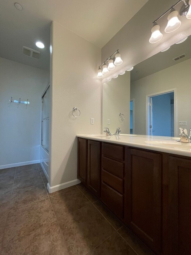 Building Photo - Nice Townhome w/ Detached Garage, Granite ...