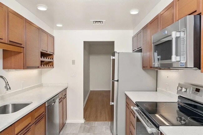 Building Photo - Stylish & inviting, this southeast-facing 1 bed 1 bath in the coveted University Green offers