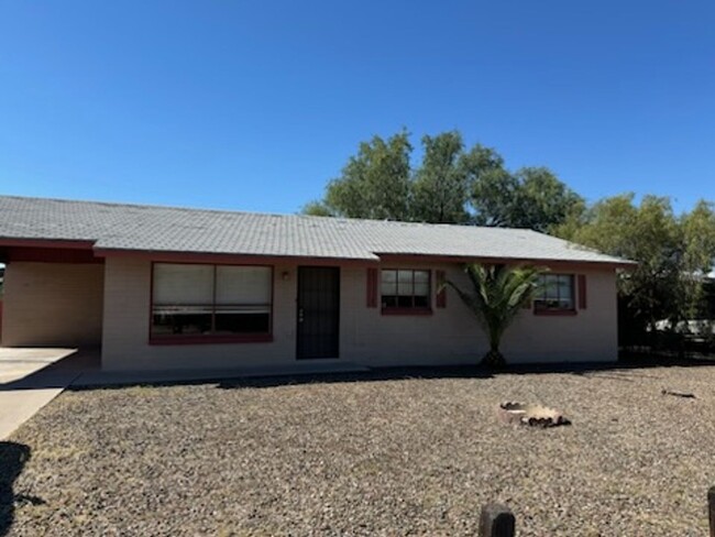 Primary Photo - 3 Bed 2 Bath Ranch