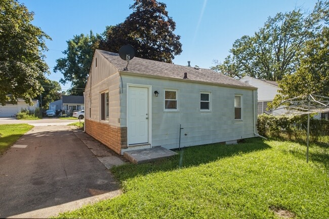 Building Photo - 2223 E Bergin Ave