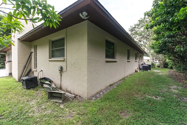 Building Photo - 423 Whispering Oaks Ct