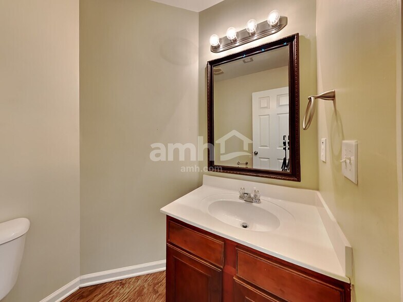 Building Photo - 4999 Ballantine Dr