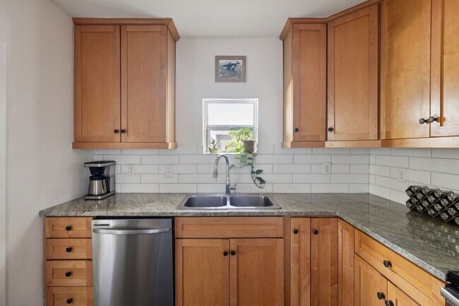 Building Photo - DARLING 2-BEDROOM MAHNCKE PARK COTTAGE