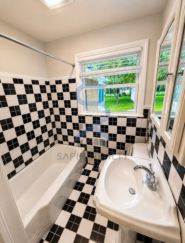 Building Photo - PRELEASING! Spacious & Stunning 5BR/3BA in the Heart of North Druid Hills