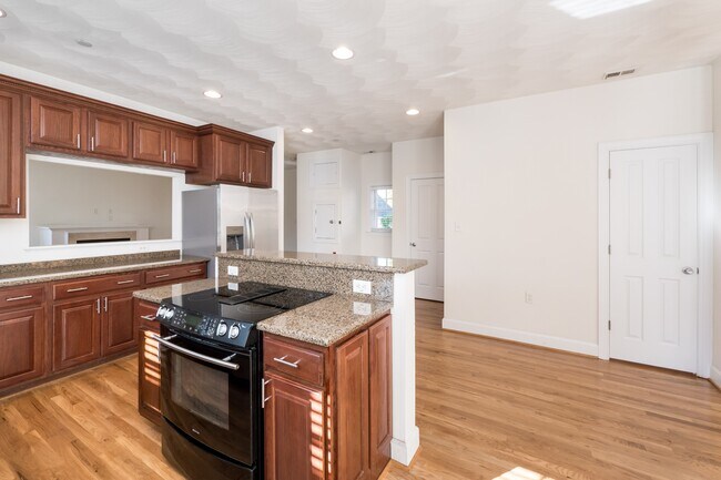Building Photo - 915 Colley Ave