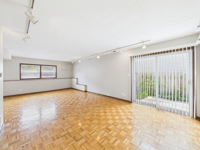 Building Photo - 4360 Mumford Dr