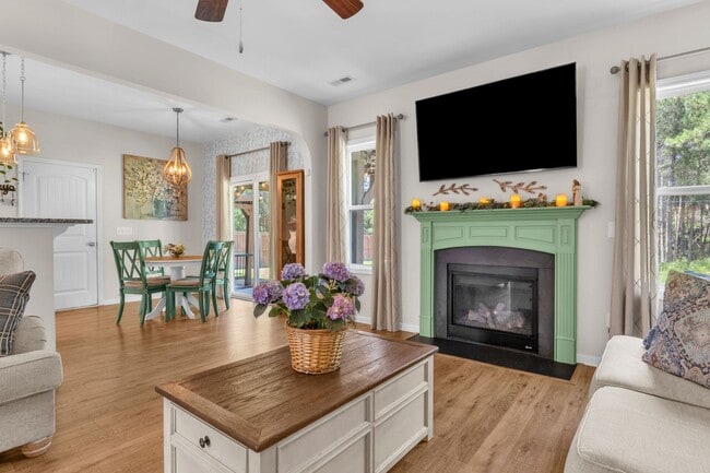 Building Photo - 4 bedroom 2.5 bathroom home close to beaches, shopping, and Marine Corps Bases.