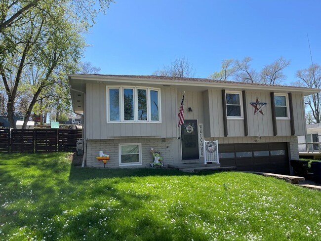 Building Photo - Home For Rent Bellevue.