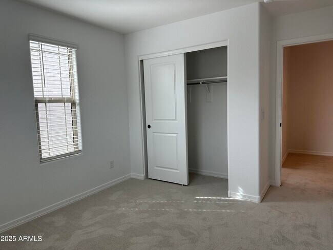 Building Photo - 1223 W Sparrow Dr