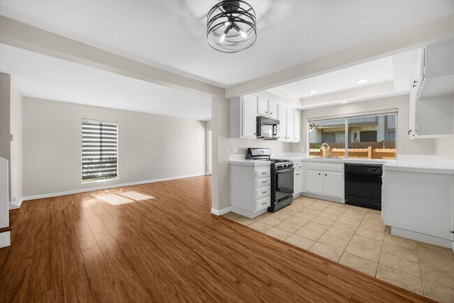 Building Photo - Bright and Open 3 Bedrooms Plus 2 Car Garage