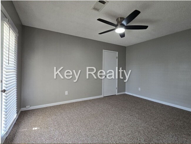Building Photo - 2412 Greenway Dr