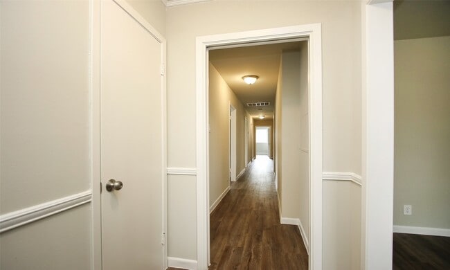 Building Photo - 9205 Vicksburg Ave