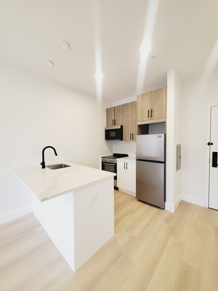 316 Forrest St 302 - 297 Forrest St