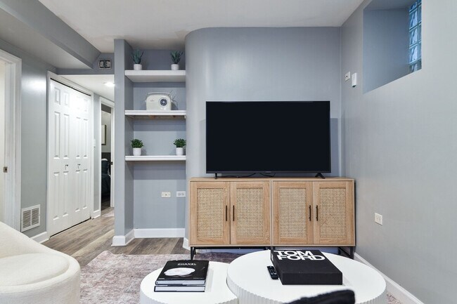 Building Photo - 3029 N Oakley Ave