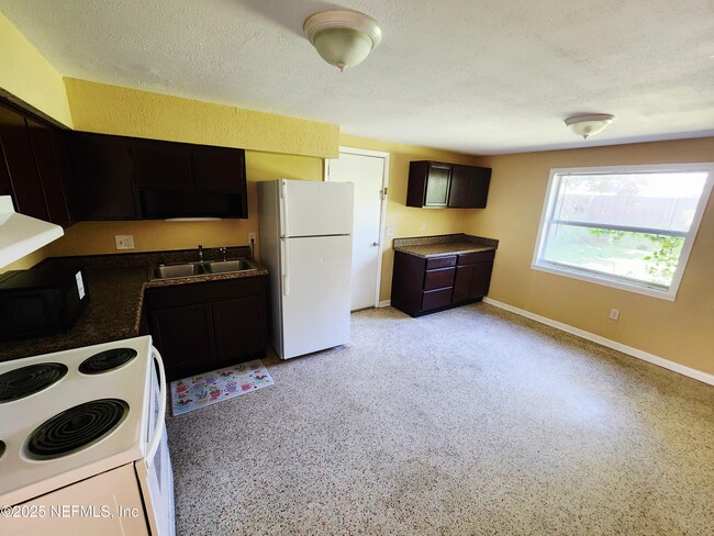 Building Photo - 6067 Longchamp Dr