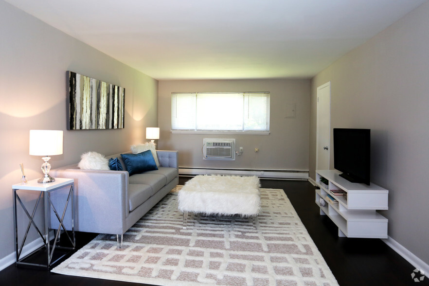 Primary Photo - Laurel Manor Apartments