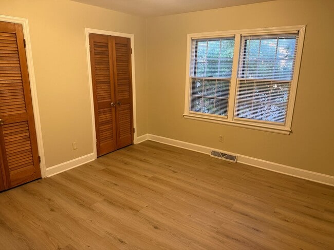 Building Photo - Beautifully Updated Two Bedroom Duplex