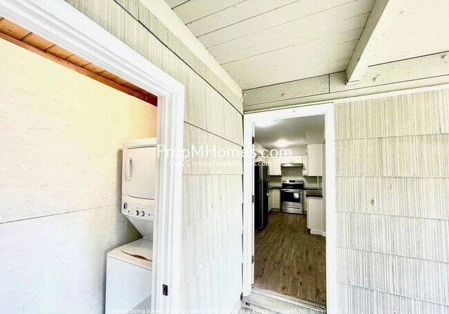 Building Photo - 6933 NE Clackamas St
