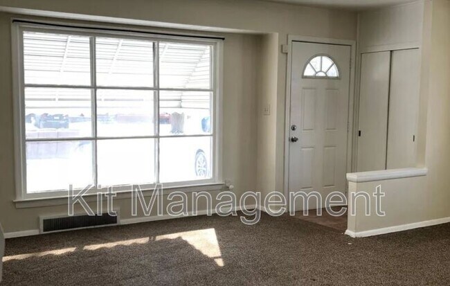 Building Photo - 536 W Poinsetta Ave