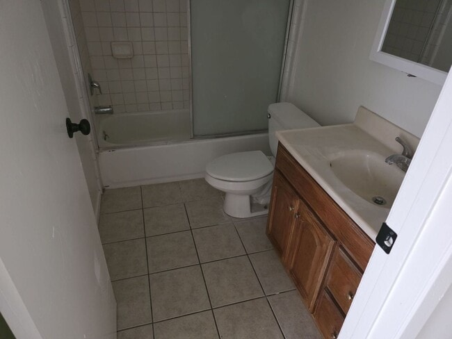 Building Photo - LOVELY & SPACIOUS 2 BEDROOM PENTHOUSE CONDOMINIUM