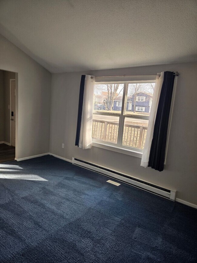 Building Photo - 3 Bedroom 1 3/4 Bathroom In Norwalk