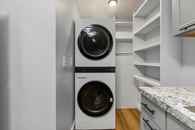 Building Photo - 183 Bradley St