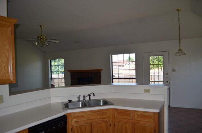 Building Photo - 2521 Creek Dr