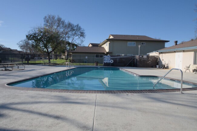 Building Photo - 1214 Sycamore Dr