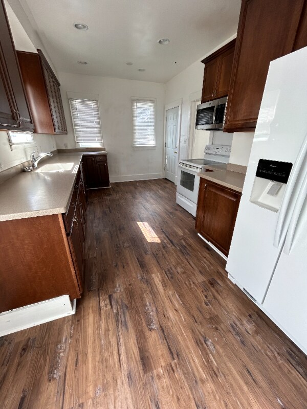 Building Photo - 410 8th St S