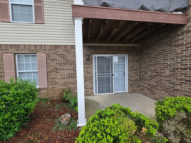 Building Photo - Available IMMEDIATELY!! Updated, 2 Bedroom...