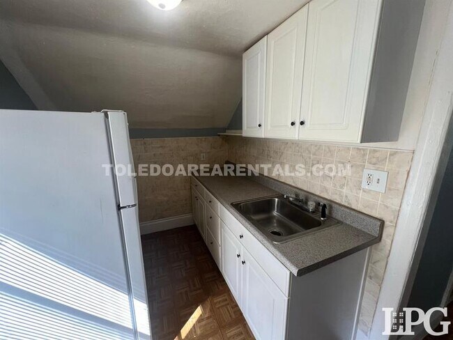 Building Photo - 5520 N Summit St