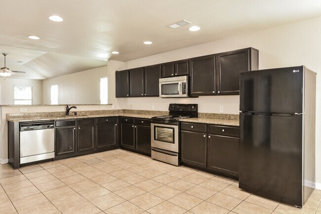 Building Photo - Beautiful 3 Bedroom Home