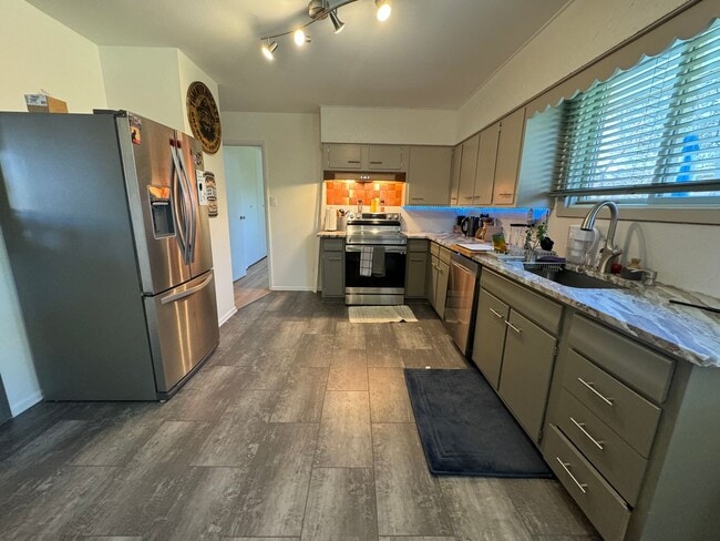 Building Photo - Private Lakewood Home