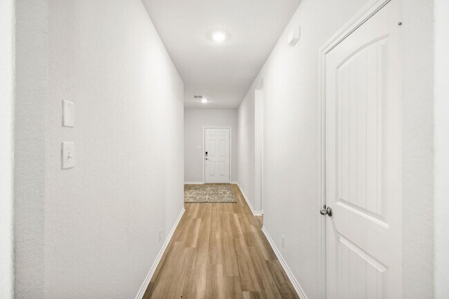 Building Photo - "Charming 3-Bed, 2-Bath Oasis with 1,753 S...