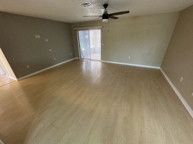 Building Photo - Updated 2 Bedroom, 2 Bathroom Home with St...